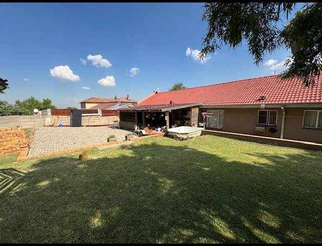 4 BEDROOM HOUSE FOR SALE IN ESTHER PARK